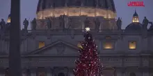 Natale, centinaia di fedeli in coda sotto la pioggia per la Messa a San Pietro