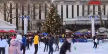 New York, la pista di pattinaggio affollata al Bryant Park il giorno della vigilia di Natale