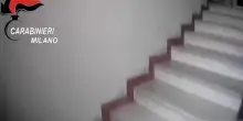 Milano, anziana tenta di lanciarsi dal sesto piano, salvata da carabinieri