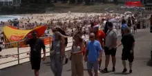 Bondi beach, il Natale in spiaggia dopo lattacco terroristico a Sydney