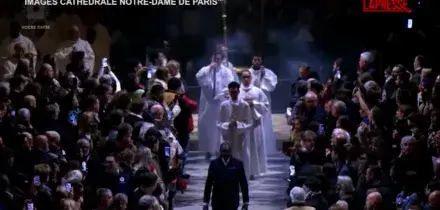 Parigi, larcivescovo celebra la messa di Natale a Notre Dame