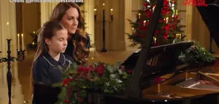 Kate Middleton, il duetto al pianoforte con la figlia Charlotte
