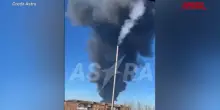 Kiev: "Colpita raffineria russa". In un video la colonna di fumo a Novoshakhtinsk