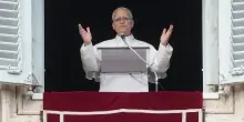 Papa Leone XIV, appello sui rifugiati: &ldquo;Nessuno pu&ograve; voltarsi dall&rsquo;altra parte&rdquo;