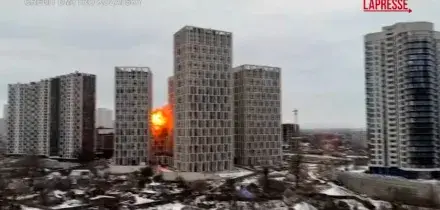 Ucraina, attacchi a Kiev: il momento in cui un drone colpisce un palazzo