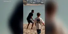 Lamine Yamal, show a Dubai: gioca a calcio in spiaggia con dei bambini
