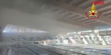 Torino: a fuoco il tetto della piscina comunale di Susa: il video