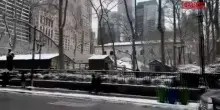 Tempesta di neve a New York, citt&agrave; paralizzata sotto le feste