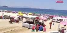 Brasile, aereo pubblicitario precipita in mare davanti alla spiaggia di Copacabana: il video