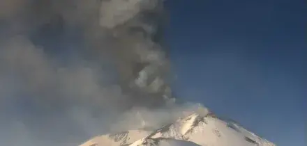 Etna, in corso eruzione: una serie di forti esplosioni