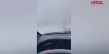 Usa, la tempesta di pioggia e neve vista dal parabrezza di unauto: il traffico in tilt
