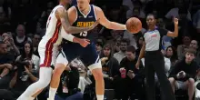 Nba, paura per Jokic: si infortuna al ginocchio e abbandona il match
