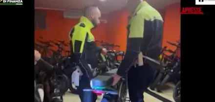 Verona, sequestrate centinaia di bici elettriche contraffatte