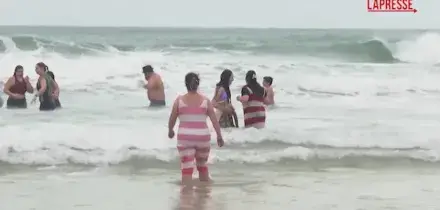 Portogallo, un tuffo nellOceano Atlantico per festeggiare il 2026