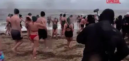 Germania, in 800 festeggiano Capodanno con un tuffo nel Mare del Nord