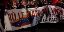 Roma, protesta davanti all&rsquo;ambasciata Usa: &ldquo;Gi&ugrave; le mani dal Venezuela&rdquo;