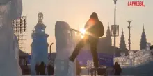 Cina, gli artisti scolpiscono sculture di ghiaccio scintillante al festival di Harbin