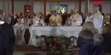 Crans-Montana, in centinaia alla messa e alla processione per le vittime