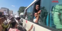 Myanmar, pi&ugrave; di 6.100 prigionieri liberati nellanniversario dellindipendenza: i parenti accalcati davanti al carcere di Insein