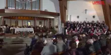 Crans-Montana, la chiesa gremita per la messa in onore delle vittime dellincendio a Le Constellation