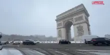 Parigi imbiancata dalla neve, scenario suggestivo per i turisti