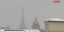 Francia, forte nevicata a Parigi: strade bloccate e voli cancellati