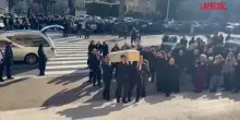 Crans-Montana, a Roma i funerali di Riccardo Minghetti: l&rsquo;arrivo della salma in chiesa
