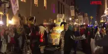 Usa, a New Orleans il via alle parate di Carnevale: migliaia in piazza