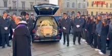 Crans-Montana, larrivo del feretro di Chiara Costanzo in chiesa a Milano