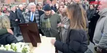 Crans-Montana, ai funerali di Achille Barosi i familiari cantano "Perdutamente" di Achille Lauro
