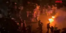 Iran, i manifestanti tornano in strada: la danza intorno a un fal&ograve; a Teheran