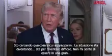 Trump scherza su turbolenze Air Force One: &ldquo;Sto cercando qualcosa da afferrare, e non sar&agrave; Karoline Leavitt&rdquo;