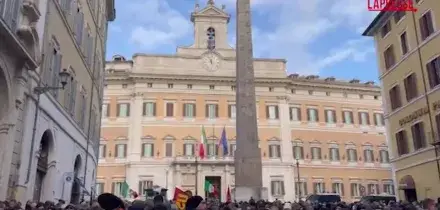 Sciopero taxi, corteo a Montecitorio: fumogeni e striscioni contro il governo