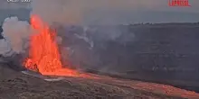 Hawaii, limpressionante fontana di lava allinterno del vulcano Kilauea