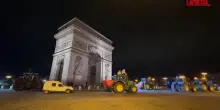 Parigi, centinaia di agricoltori guidano i trattori attraverso la citt&agrave; per protestare contro laccordo UE-Mercosur