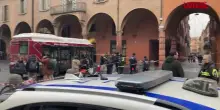 Bologna, autobus si scontra con una colonna in piazza Verdi: la scena dellincidente