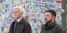 Ucraina, Zelensky e il presidente ceco Pavel rendono omaggio ai soldati caduti