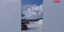 Russia, valanga artificiale piomba gi&ugrave; a cascata da una montagna nel Caucaso: le immagini sono virali