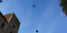 Drone con defibrillatore batte ambulanza, il test di volo