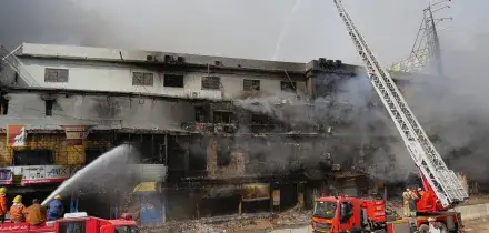 Pakistan, incendio devasta centro commerciale a Karachi: 6 morti
