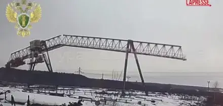 Russia, crolla una gru in uno stabilimento meccanico: il video