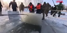 Russia, i cristiani ortodossi si immergono nellacqua ghiacciata per lEpifania: i preparativi