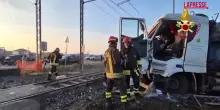 Torino, scontro tir-treno regionale sui binari: lintervento dei Vigili del Fuoco