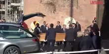 Valentino, l&rsquo;arrivo del feretro in chiesa per i funerali
