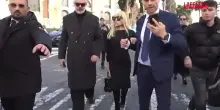Funerali Valentino, luscita commossa di Donatella Versace dalla chiesa