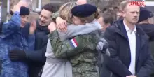 Paesi Bassi, la principessa Amalia ha completato laddestramento militare: labbraccio con la regina Maxima