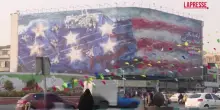 Iran, murale a Teheran contro gli Usa: "Chi semina vento raccoglie tempesta"