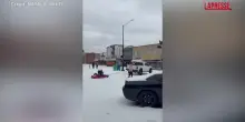Texas, a Denton gli abitanti si divertono sulla neve con slitte improvvisate