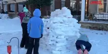 Memphis, i bambini costruiscono un igloo dopo la tempesta di neve