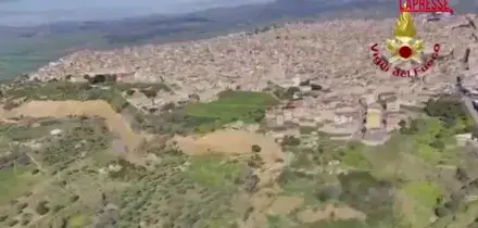 Frana a Niscemi, il sopralluogo aereo dei vigili del fuoco